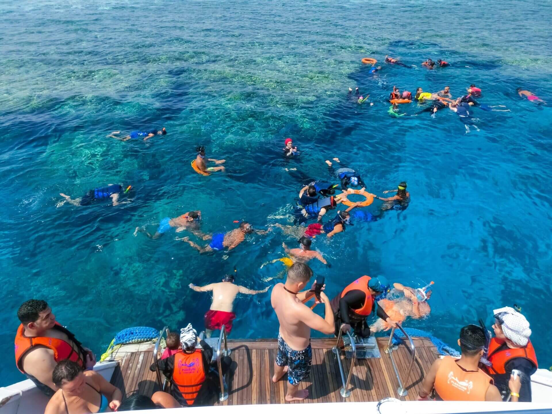 sharm-el-sheikh-egypt-september-10-2020-a-group-of-tourists-swims-in-the-red-sea-near-pleasure-boats-at-sharm-el-sheikh-egypt-on-september-10-2020-snorkeling-in-the-open-sea-people-snorkel-swim-near-t-stockpack-istock